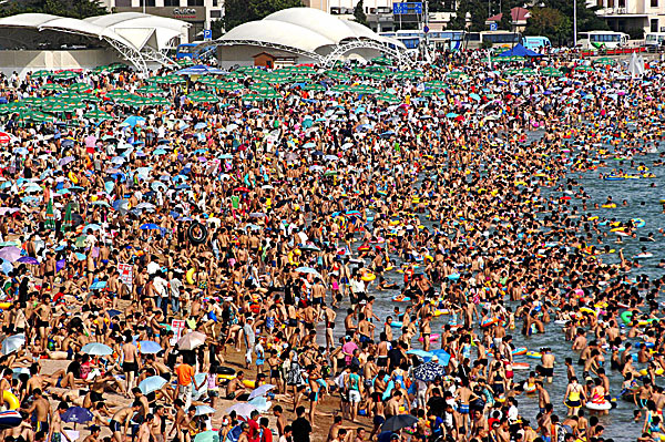 China overpopulated beach 1