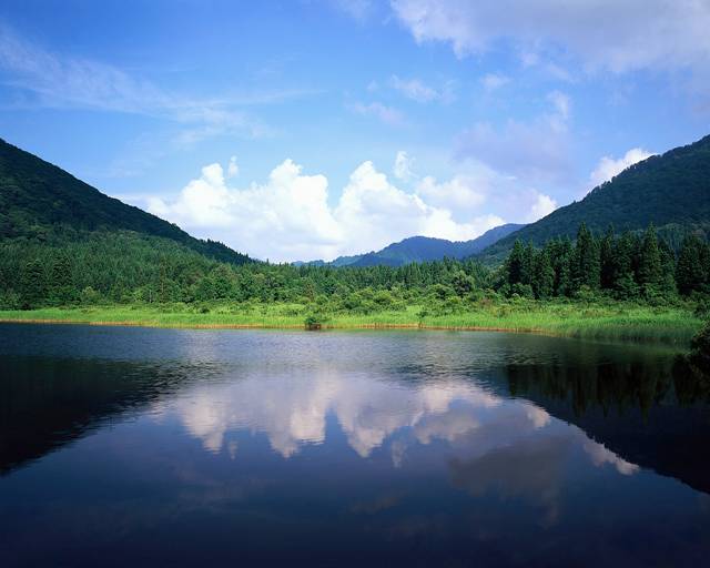 Lake valley mountain slopes