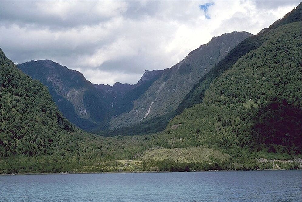 coast between 2 hills